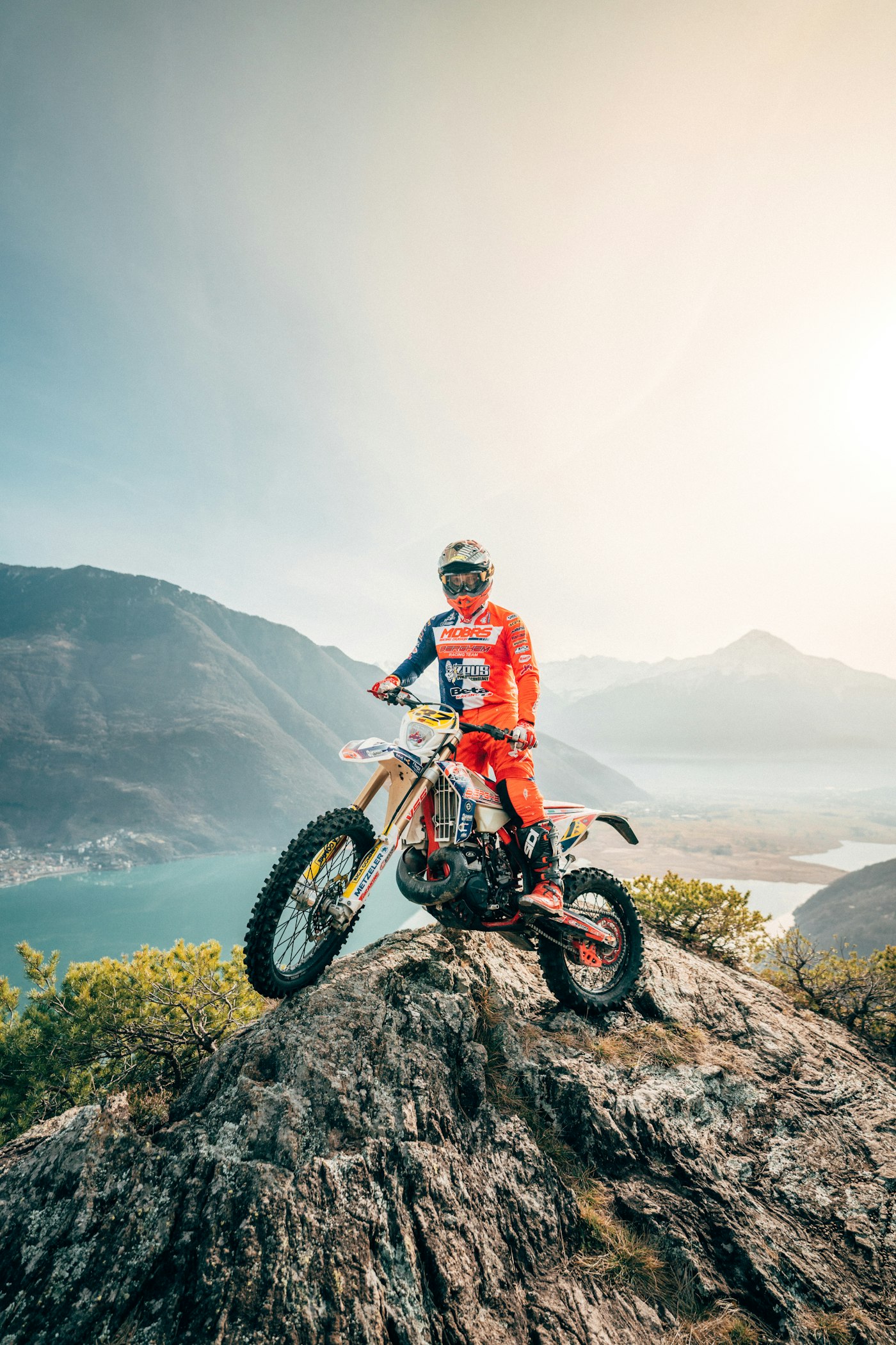 Motocicleta adventure em rota de viagem
